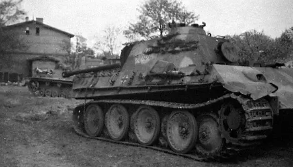 Подбитая и захваченная войсками 1й гв ТА пантера Апрель 1945 г - фото 543