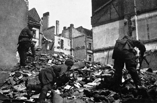 Уличные бои в г Берлине Апрель 1945 г Потери 1й гв ТА в Берлинской - фото 556