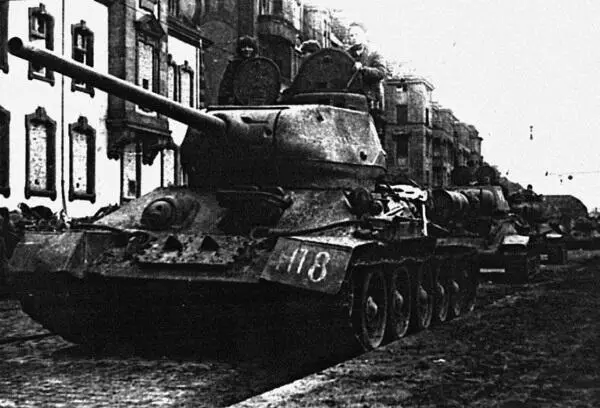 Колонна танков Т34 1й гв ТА Апрель май 1945 г Берлин Экипаж танка - фото 577