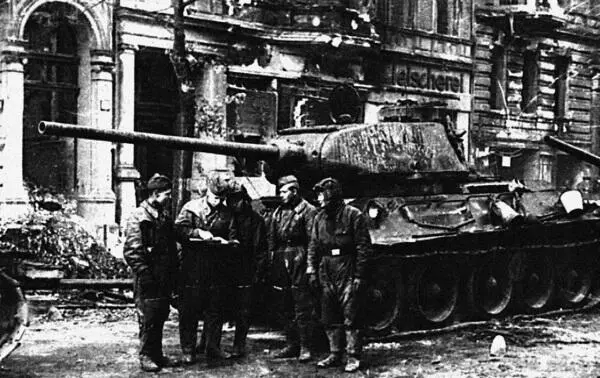 Экипаж танка Т34 1й гв ТА на улицах Берлина Апрель май 1945 г - фото 578