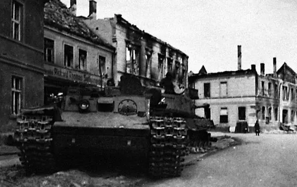 Эвакуация подбитого ИС2 на улицах Берлина Апрель май 1945 г Мотопехота - фото 581