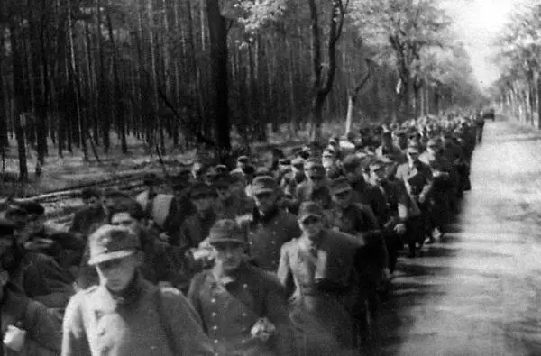 Колонны пленных немцев Апрель май 1945 г Берлинское направление - фото 584