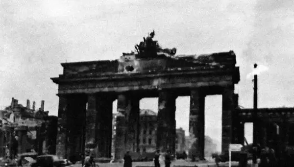 Танк 1й гв ТА на улицах Берлина Апрель 1945 г - фото 586