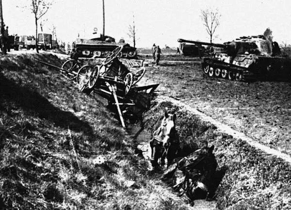 Танк 1й гв ТА на улицах Берлина Апрель 1945 г Офицеры 6го - фото 587