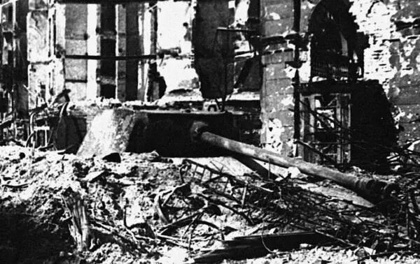 Танк 1й гв ТА на улицах Берлина Апрель 1945 г Офицеры 6го отд - фото 588