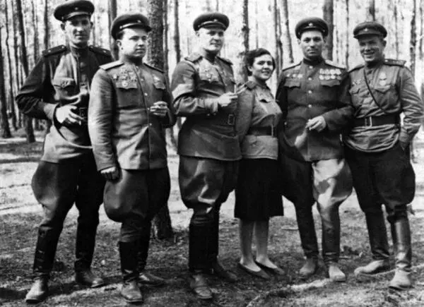 Офицеры 6го отд мотоциклетного полка 1945 г Гвардии капитан Сергеев - фото 590