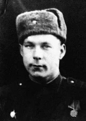 Гвардии старшина Филипенко 19я гв мбр Гвардии майор Безматерных27я гв - фото 594