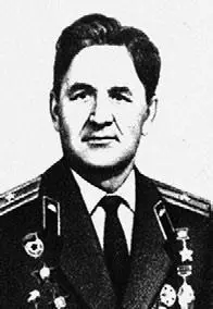 Гвардии капитан Власов Гвардии старший лейтенант Акиняев Гвардии старший - фото 597