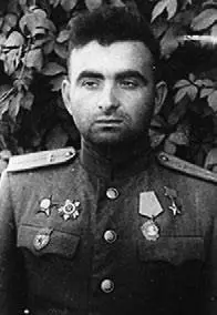 Гвардии лейтенант Шкиль Гвардии лейтенант Соковиков Гвардии старший - фото 600