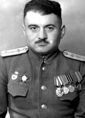 Гвардии старший лейтенант Эвельсон Разведчики 19й гв мбр Май 1945 г - фото 602