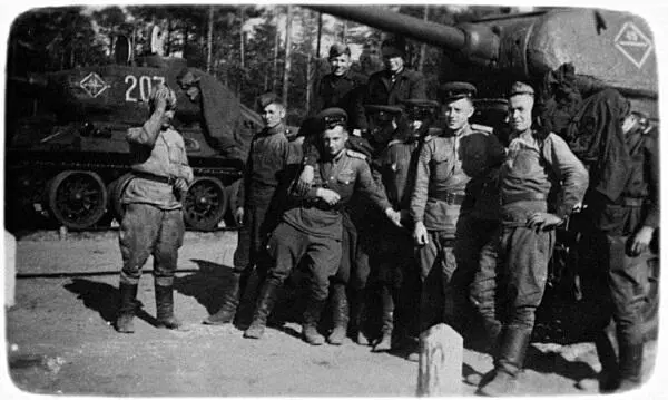 Танкисты 45й гв тбр Апрель май 1945 г Слева Головнёв Н П - фото 609