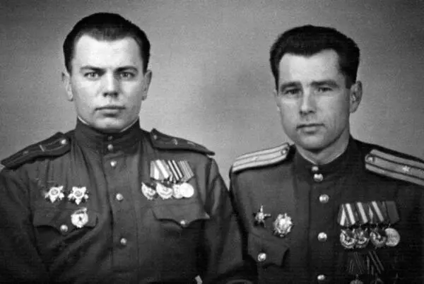 Слева Головнёв Н П начальник штаба 67го гв тп 19й гв мбр 8го гв мк - фото 610
