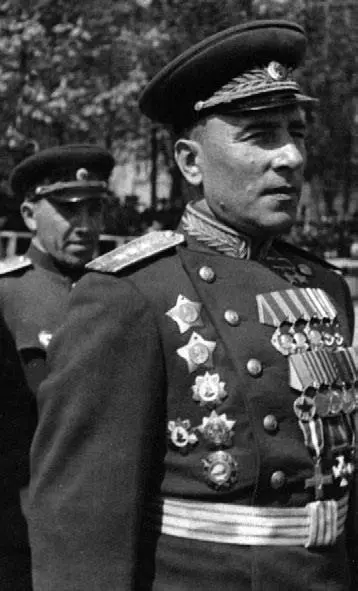 Командующий 1й гв ТА дважды Герой Советского Союза Михаил Катуков Танкисты - фото 612