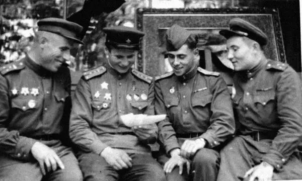 Офицеры 1й гв тбр Второй слева гвардии капитан Бочковский Гвардии - фото 616