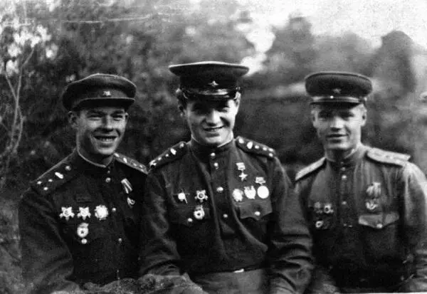 Гвардии старший лейтенант Головин справа гвардии капитан Бочковский в - фото 617