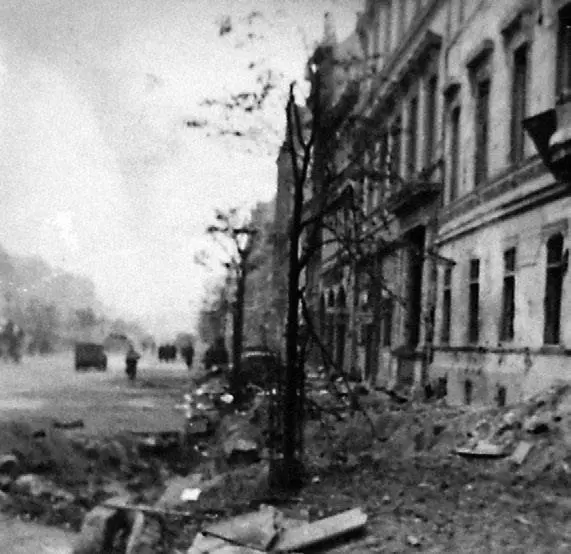 Бои в Берлине Апрель май 1945 г Воины 1й гв ТА отличившиеся в - фото 622