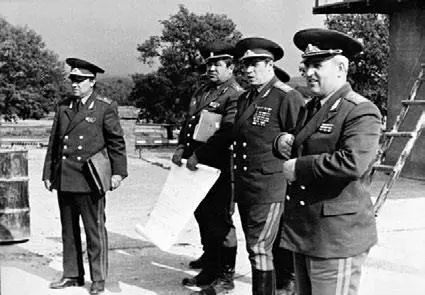 Главком ГСВГ генерал армии М М Зайцев в 1й гв ТА 1981 г О ПРИСВОЕНИИ - фото 636