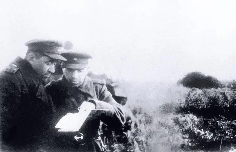Командир 112й тбр 6го тк полковник М Т Леонов слева и его начальник штаба - фото 676