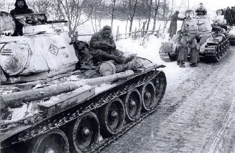 Колонна танков 40й гв тбр 11го гв танкового корпуса Зима 1944 1я гв ТА - фото 685