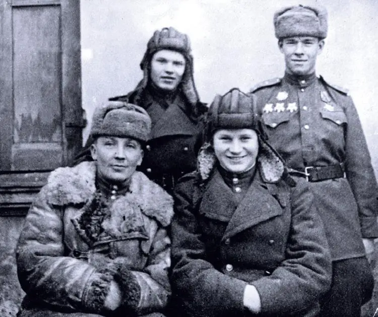 Владимир Бочковский вверху с офицерами 1й гв тбр Зима 1944 г Гвардии - фото 691