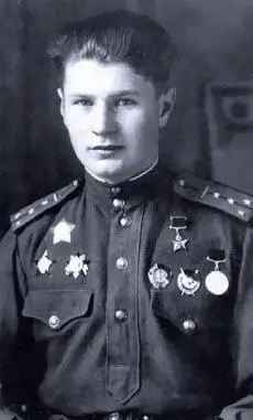 Гвардии капитан Владимир Бочковский вверху и его экипаж 1944 г 1я гв ТА - фото 692