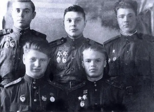 Гвардии капитан Владимир Бочковский вверху и его экипаж 1944 г 1я гв ТА - фото 693