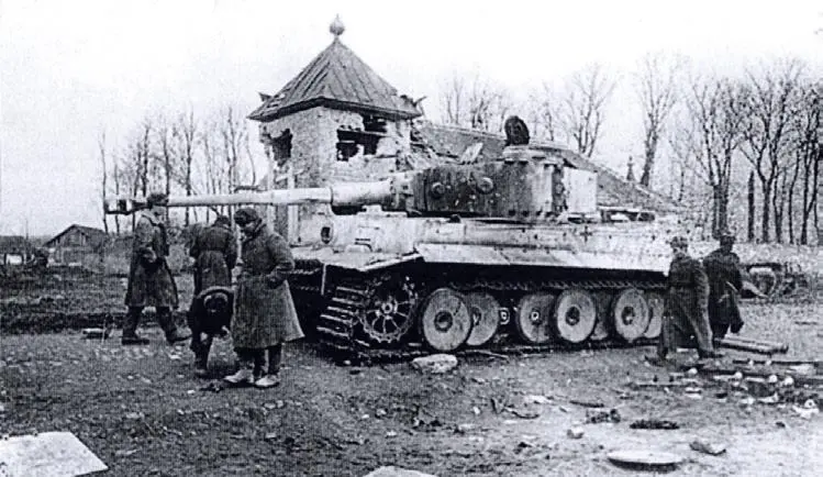 Подбитый и захваченный тигр 506го ттб Апрель 1944 г район Незвиски Броня - фото 700