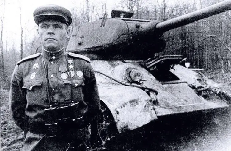 Командир 64й гв тбр гвардии полковник Иван Бойко рядом со своим танком - фото 703