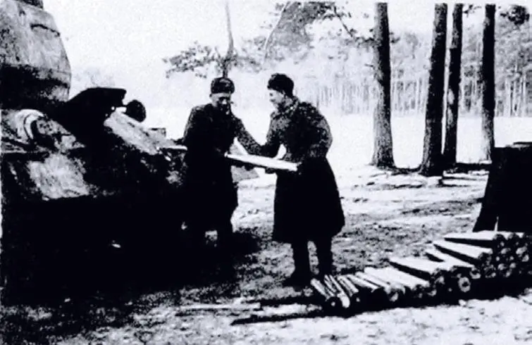 Бойцы загружают снаряды в танк Январь 1945 г Легкий артиллерийский полк 1й - фото 710