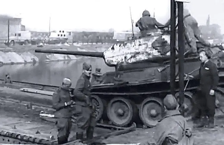 Выход танков 1й гв ТА в исходный район Апрель 1945 г 1я гв ТА в - фото 739