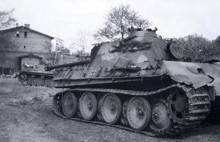 Подбитая и захваченная войсками 1й гв ТА пантера Апрель 1945 г - фото 743
