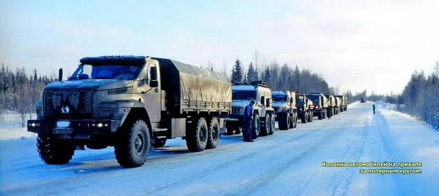 Колонна автомобилей на привале за полярным кругом Штаб руководства - фото 6