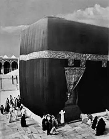 Рис 41 Покрывало Каабы так называемый Кисвах в 1910 году Современная - фото 41