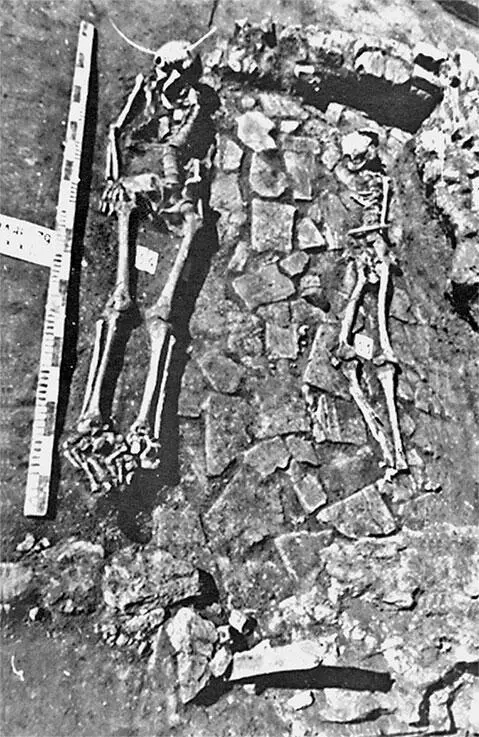Рис 59 Некрополь знати Остатки двух погребений в кирпичных склепах Взято из - фото 59