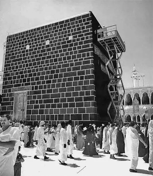 Рис 190 Редкая фотография Вид современной Каабы снаружи В данный момент на - фото 199