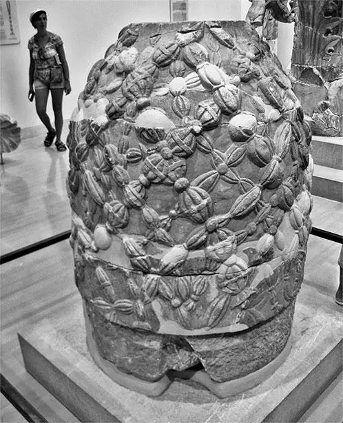 Рис 205 Якобы старинный Омфал выставленный сегодня в дельфийском - фото 214