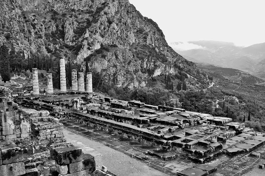 Рис 229 Якобы остатки античного дельфийского храма Аполлона на территории - фото 238