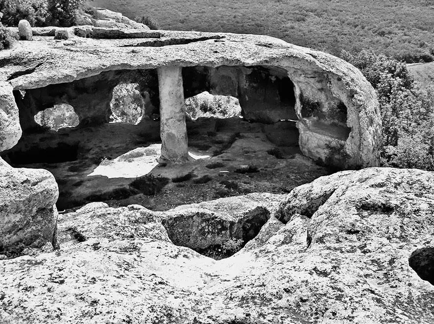 Рис 236 Остатки одного из помещений с колонной Рис 237 Довольно большая - фото 245