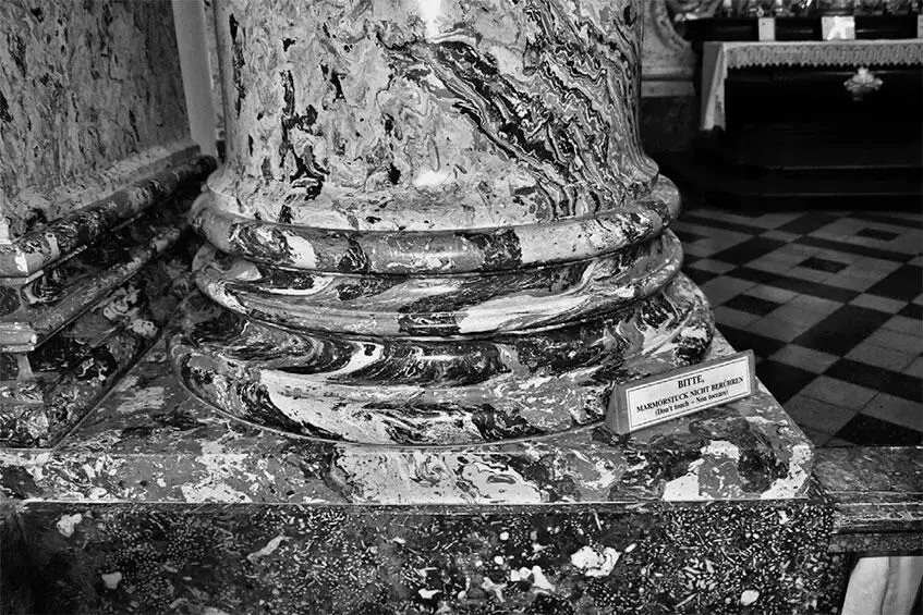 Рис 293 Роскошный мрамор украшающий внутренность собора Карла Фотография - фото 303