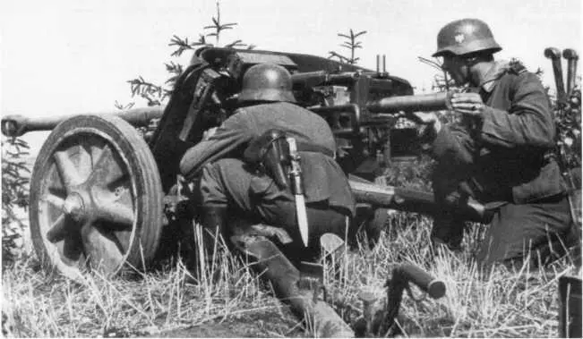 Расчет 50мм противотанковой пушки Pak 38 ведет огонь по советским танкам Лето - фото 21