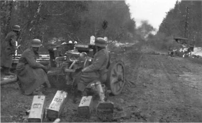 Расчет 50мм противотанковой пушки Pak 38 на огневой позиции Октябрь 1941 - фото 24