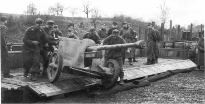 Разгрузка 50мм противотанковой пушки Pak 38 с железнодорожной платформы - фото 25