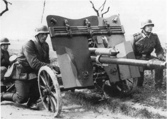 Расчет 47мм противотанковой пушки Pak 36 t на занятиях по огневой - фото 100