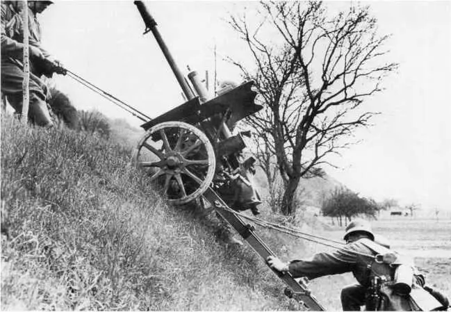 Подъем в гору 47мм противотанковой пушки Pak 36 t Югославия весна 1940 - фото 101