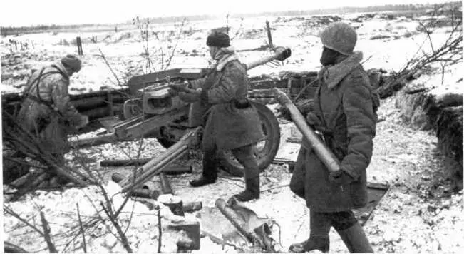 Советские артиллеристы ведут огонь из трофейного 75мм орудия Pak 40 - фото 170