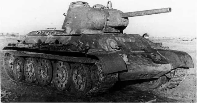 Общий вид танка Т34с машина имела трехместную башню с командирской башенкой - фото 29