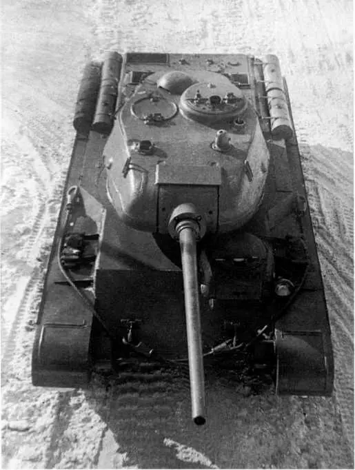 Первый образец танка Т44 во время испытаний вид сверху Зима 1944 года - фото 77