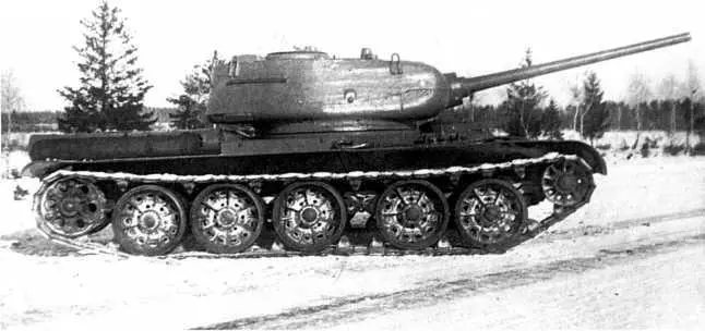 Первый образец танка Т44 во время испытаний вид справа Зима 1944 года - фото 78