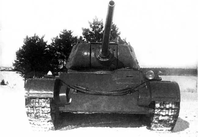 Первый образец танка Т44 во время испытаний вид спереди Зима 1944 года - фото 80