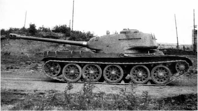 Опытный образец танка Т44122 вид справа Весна 1944 года Башня развернута - фото 87